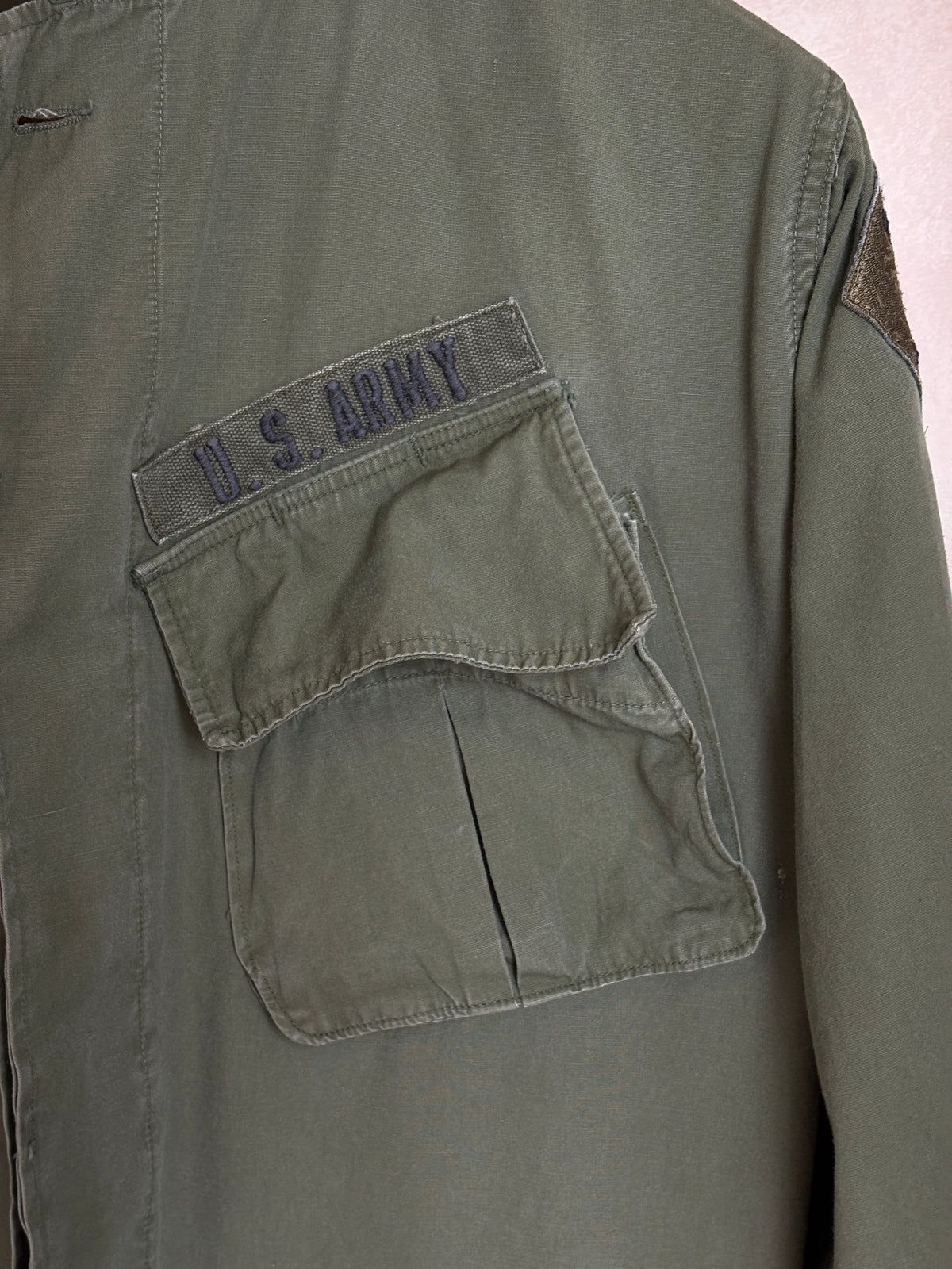 Med Long. Authentic 26th Infantry Division -Yankee Division- 1966 US Army Vintage Vietnam jungle jacket.-AJ357 Studio