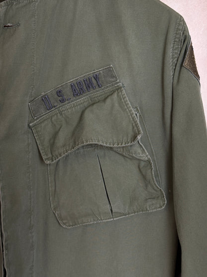 Med Long. Authentic 26th Infantry Division -Yankee Division- 1966 US Army Vintage Vietnam jungle jacket.
