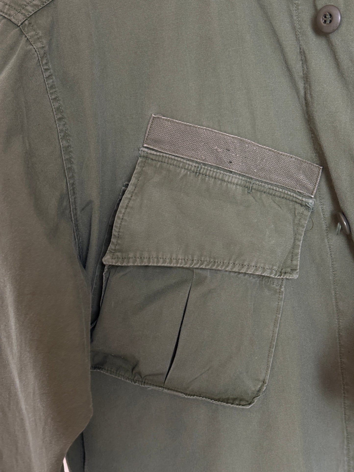 Med Long. Authentic 26th Infantry Division -Yankee Division- 1966 US Army Vintage Vietnam jungle jacket.