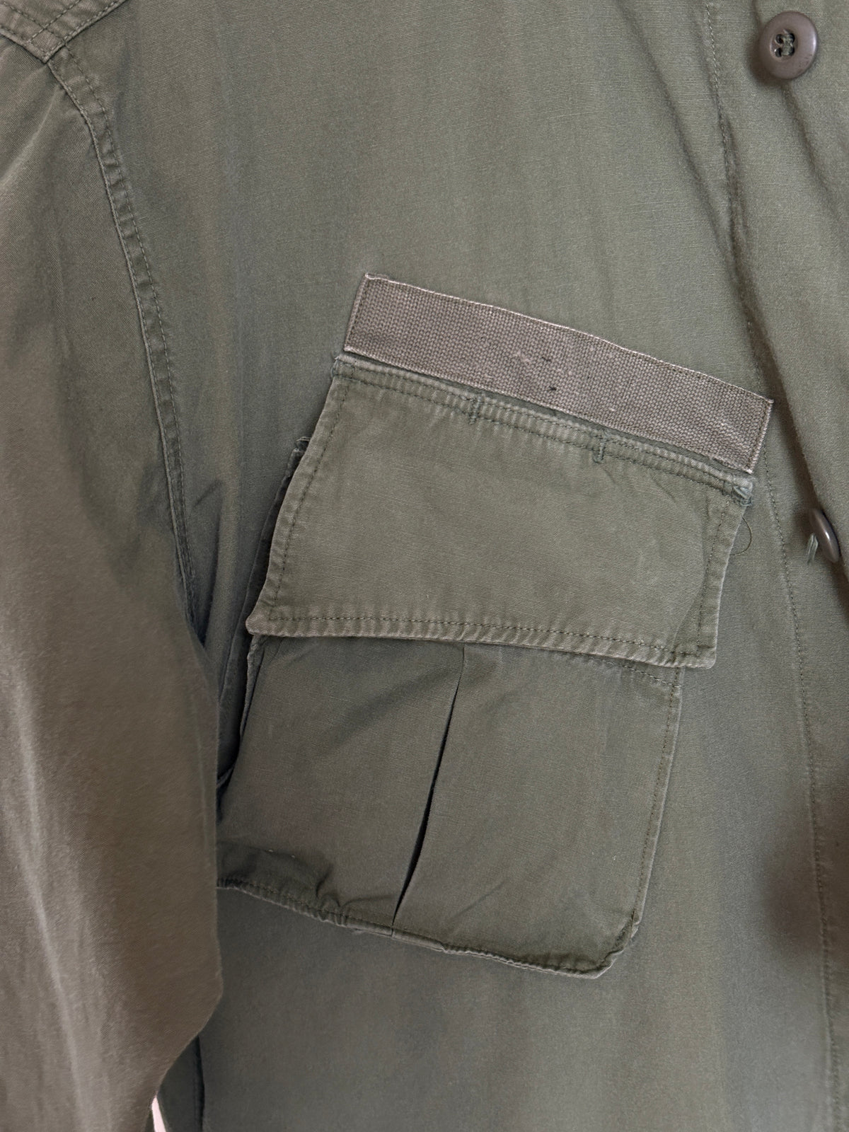 Med Long. Authentic 26th Infantry Division -Yankee Division- 1966 US Army Vintage Vietnam jungle jacket.-AJ357 Studio