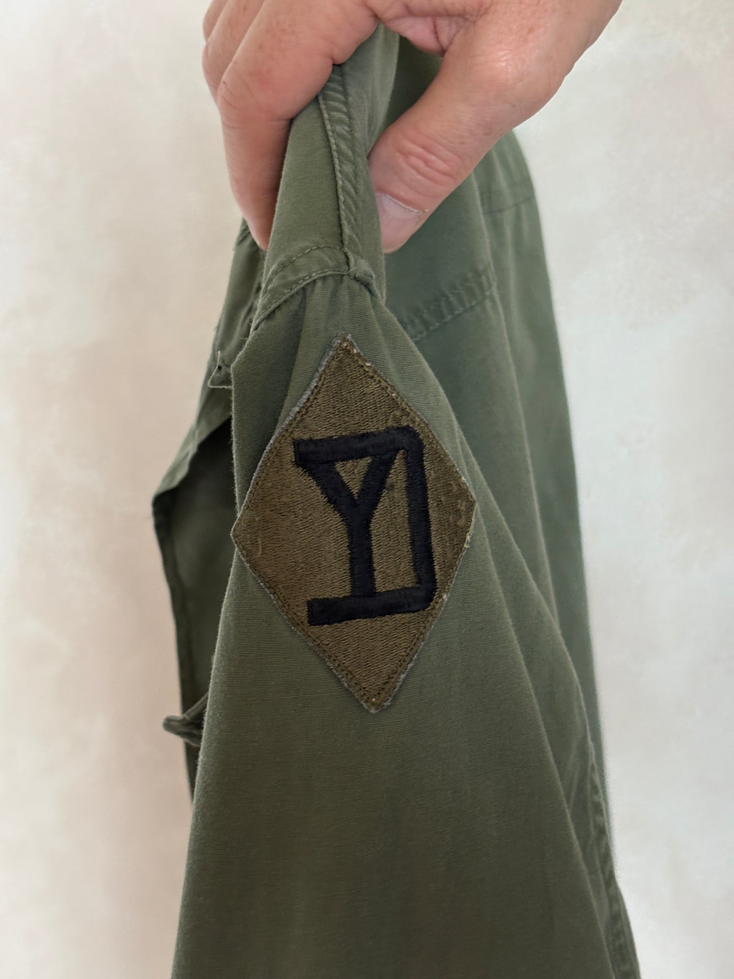 Med Long. Authentic 26th Infantry Division -Yankee Division- 1966 US Army Vintage Vietnam jungle jacket.
