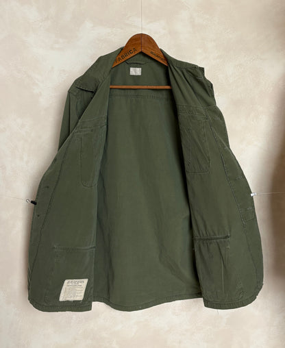 Med Long. Authentic 26th Infantry Division -Yankee Division- 1966 US Army Vintage Vietnam jungle jacket.
