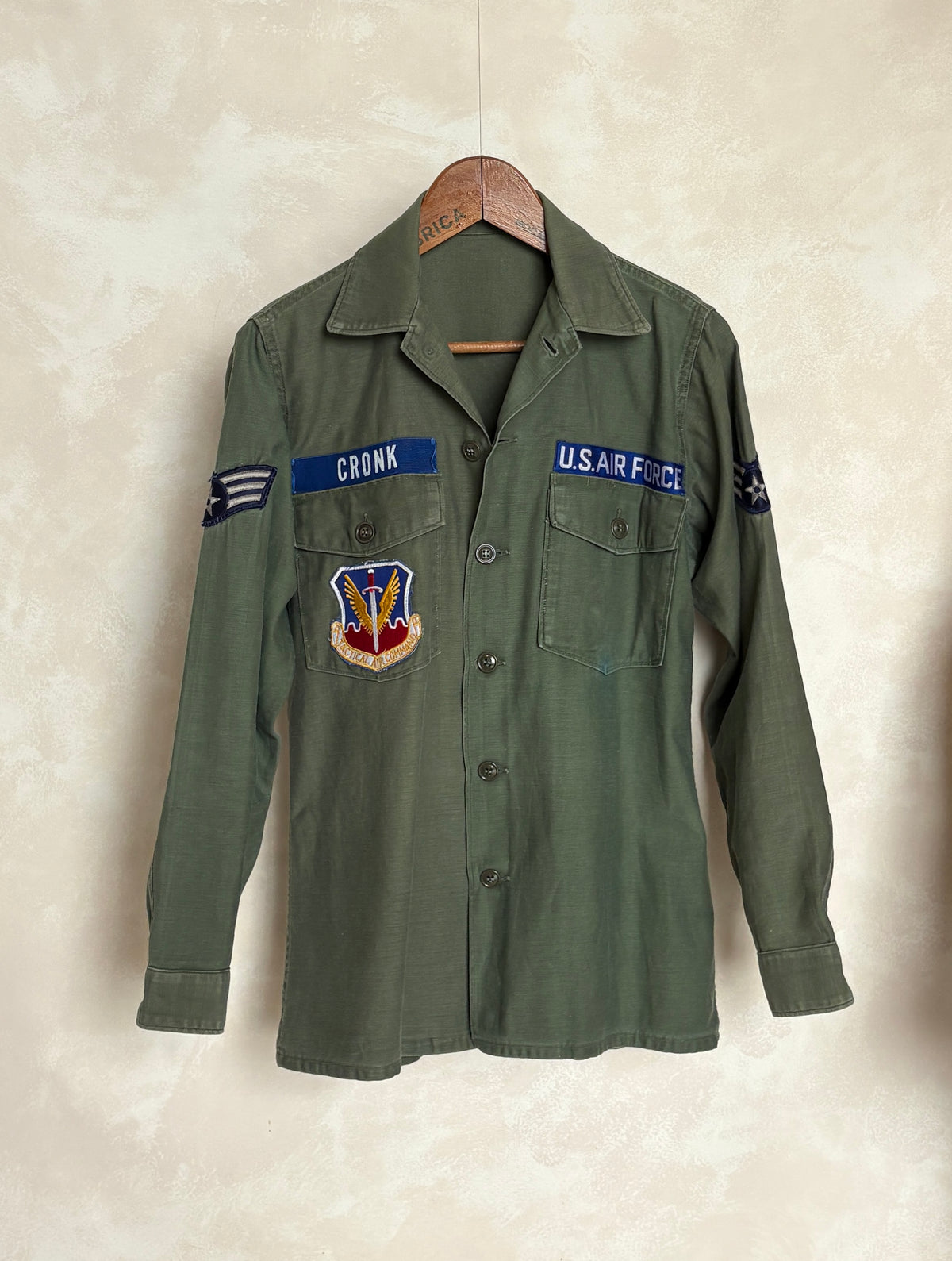 Small . Authentic 1966 Vintage U.S. Air Force  OG-107 Utility Shirt .Vietnam war era (Original patches )