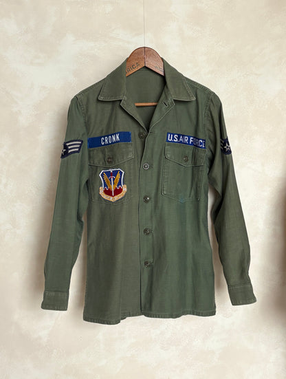 Small . Authentic 1966 Vintage U.S. Air Force  OG-107 Utility Shirt .Vietnam war era (Original patches )