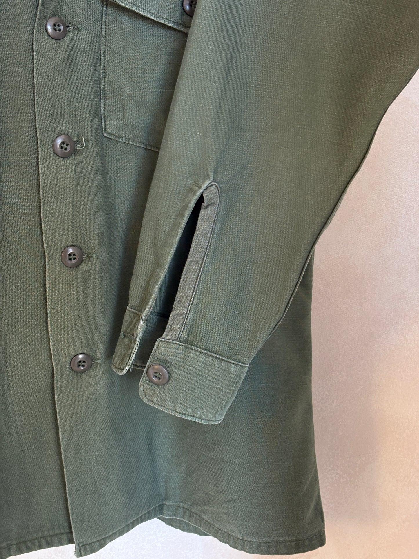 Med. Authentic 1970 Vietnam Era U.S. Army OG-107 Utility Shirt / Sateen Fatigue Shirt