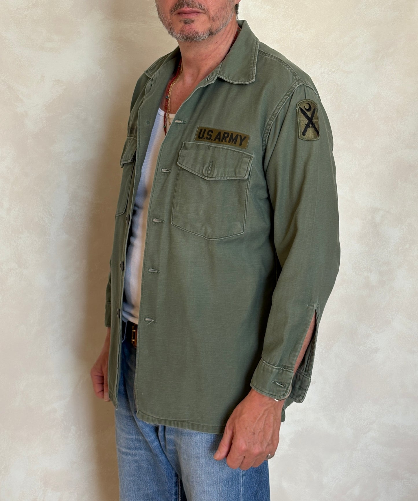 Large. Vietnam Era U.S. Army OG-107 Utility Shirt with 1st Infantry Division Shoulder Patch. Fatigue shirt