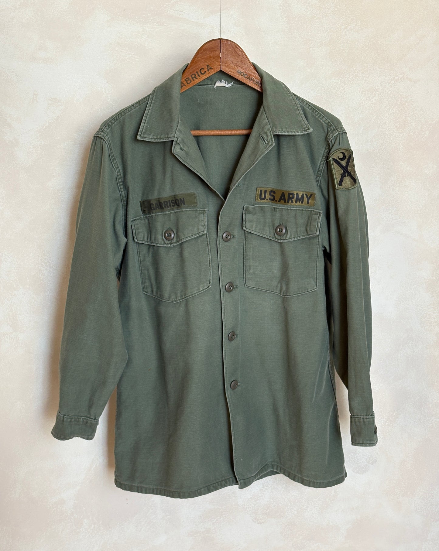 Large. Vietnam Era U.S. Army OG-107 Utility Shirt with 1st Infantry Division Shoulder Patch. Fatigue shirt