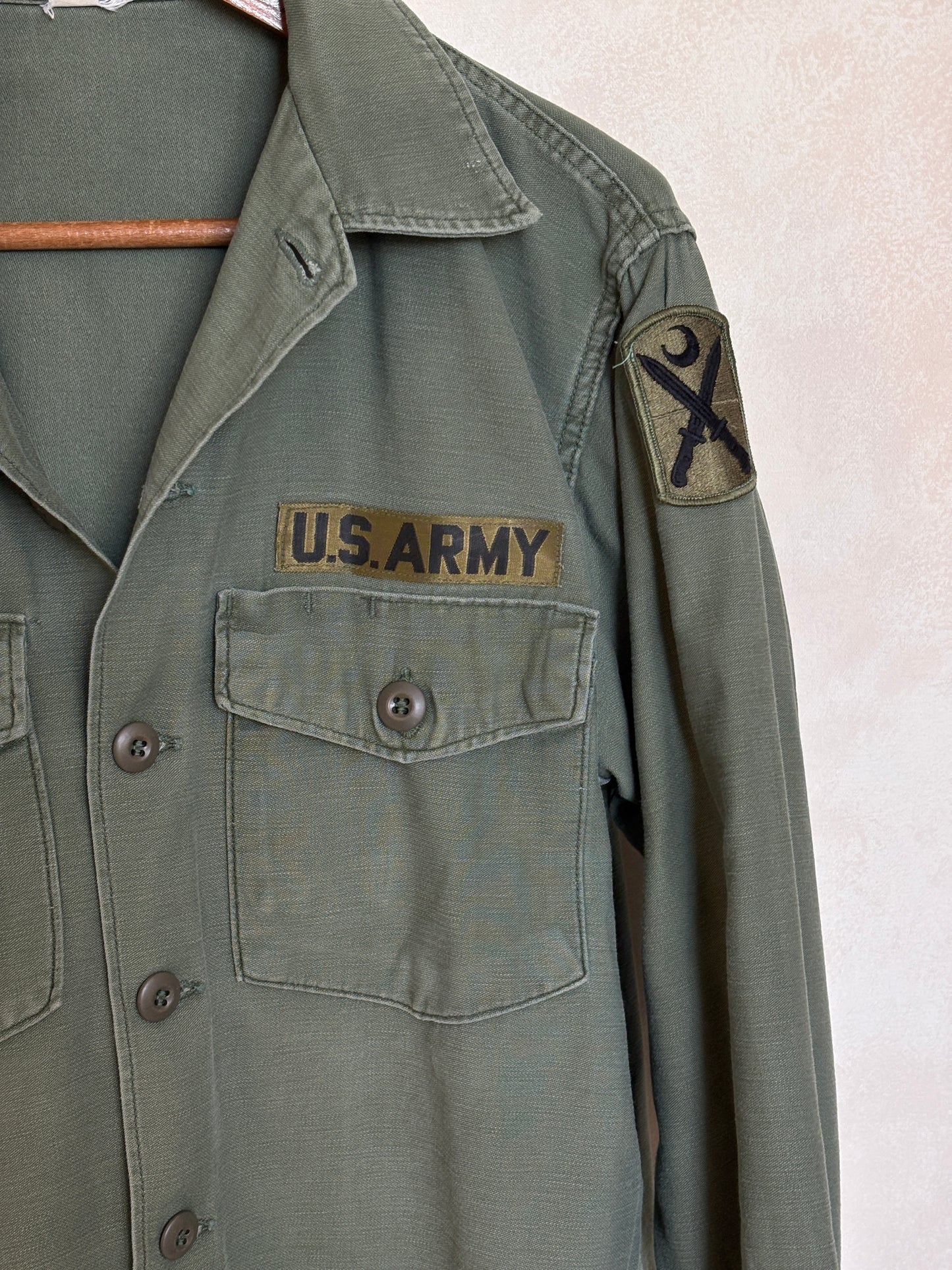 Large. Vietnam Era U.S. Army OG-107 Utility Shirt with 1st Infantry Division Shoulder Patch. Fatigue shirt