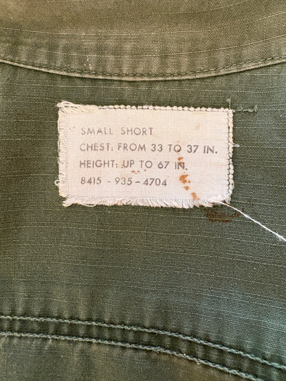 Small Short. Authentic US Army vintage Vietnam jungle jacket. Military