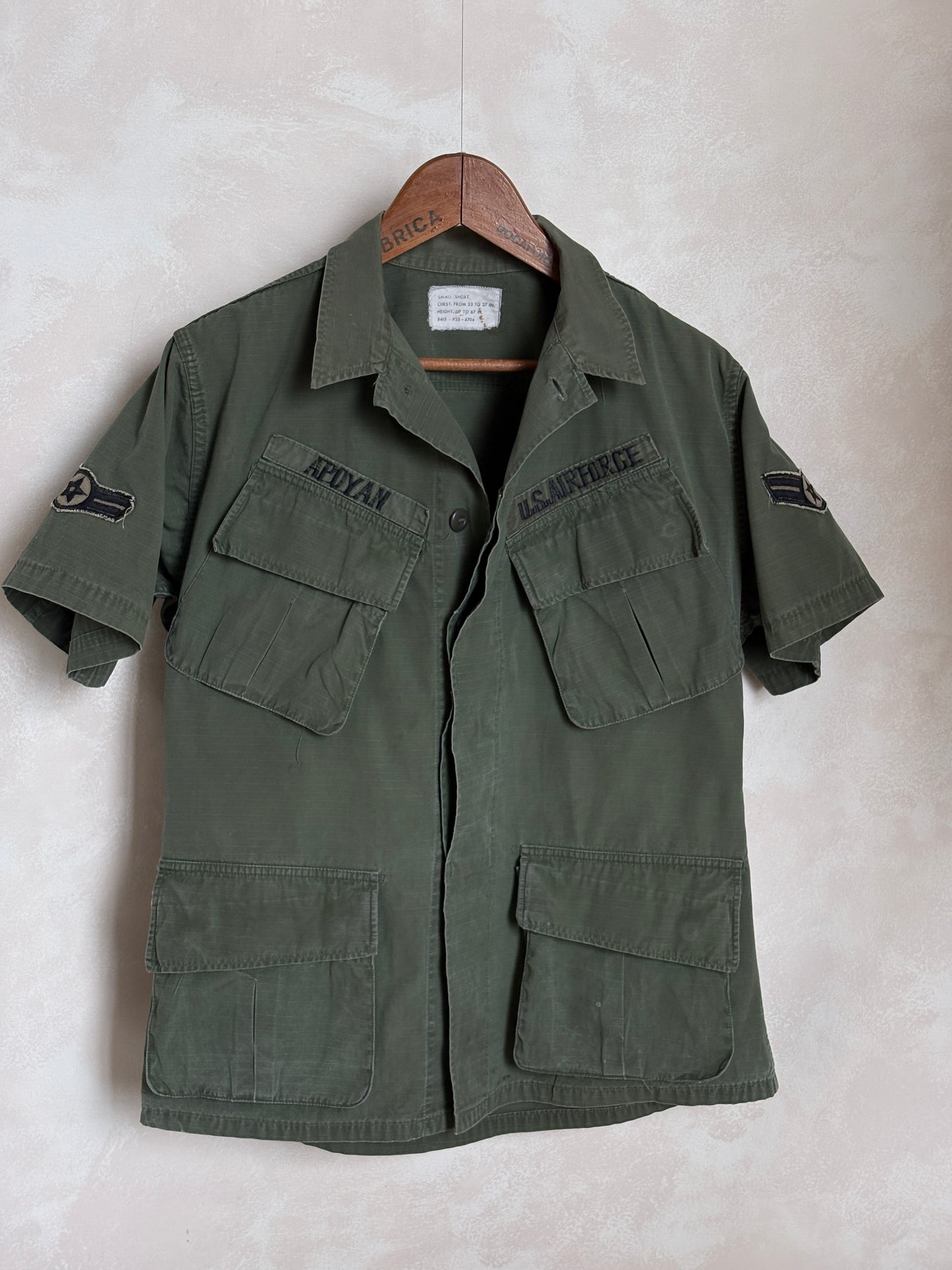 Small Short. Authentic US Army vintage Vietnam jungle jacket. Military