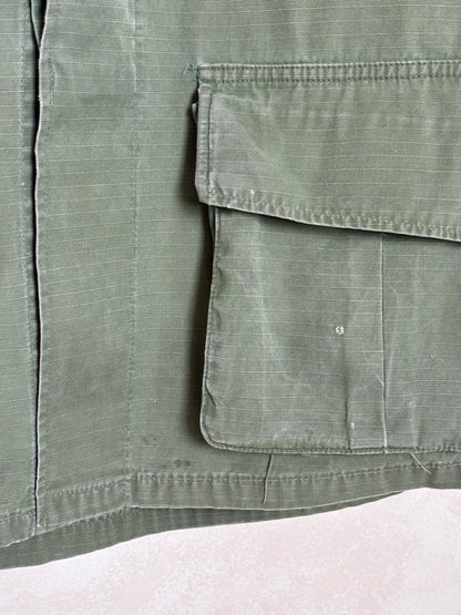 Small Short. Authentic US Army vintage Vietnam jungle jacket. Military
