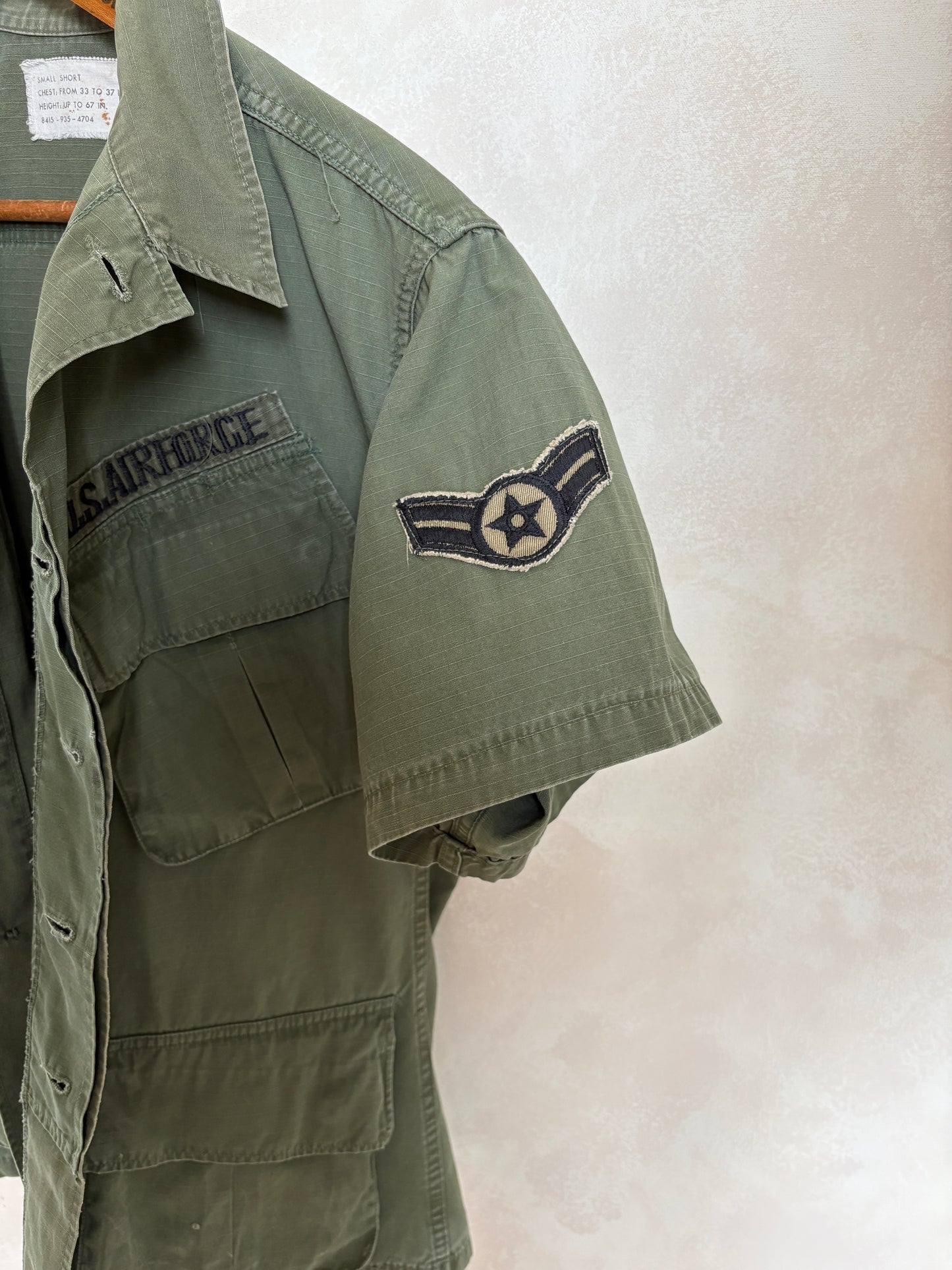Small Short. Authentic US Army vintage Vietnam jungle jacket. Military