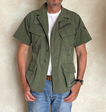 Small Short. Authentic US Army vintage Vietnam jungle jacket. Military