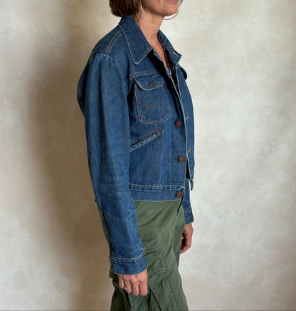 Size 34US / 44EU. Authentic 80s Wrangler denim jacket -4 pockets- Made in the USA-AJ357 Studio