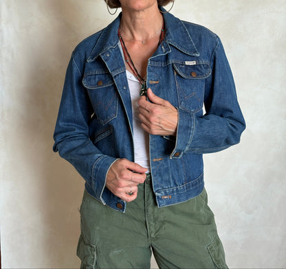 Size 34US / 44EU. Authentic 80s Wrangler denim jacket -4 pockets- Made in the USA-AJ357 Studio
