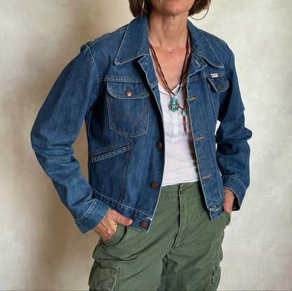 Size 34US / 44EU. Authentic 80s Wrangler denim jacket -4 pockets- Made in the USA-AJ357 Studio