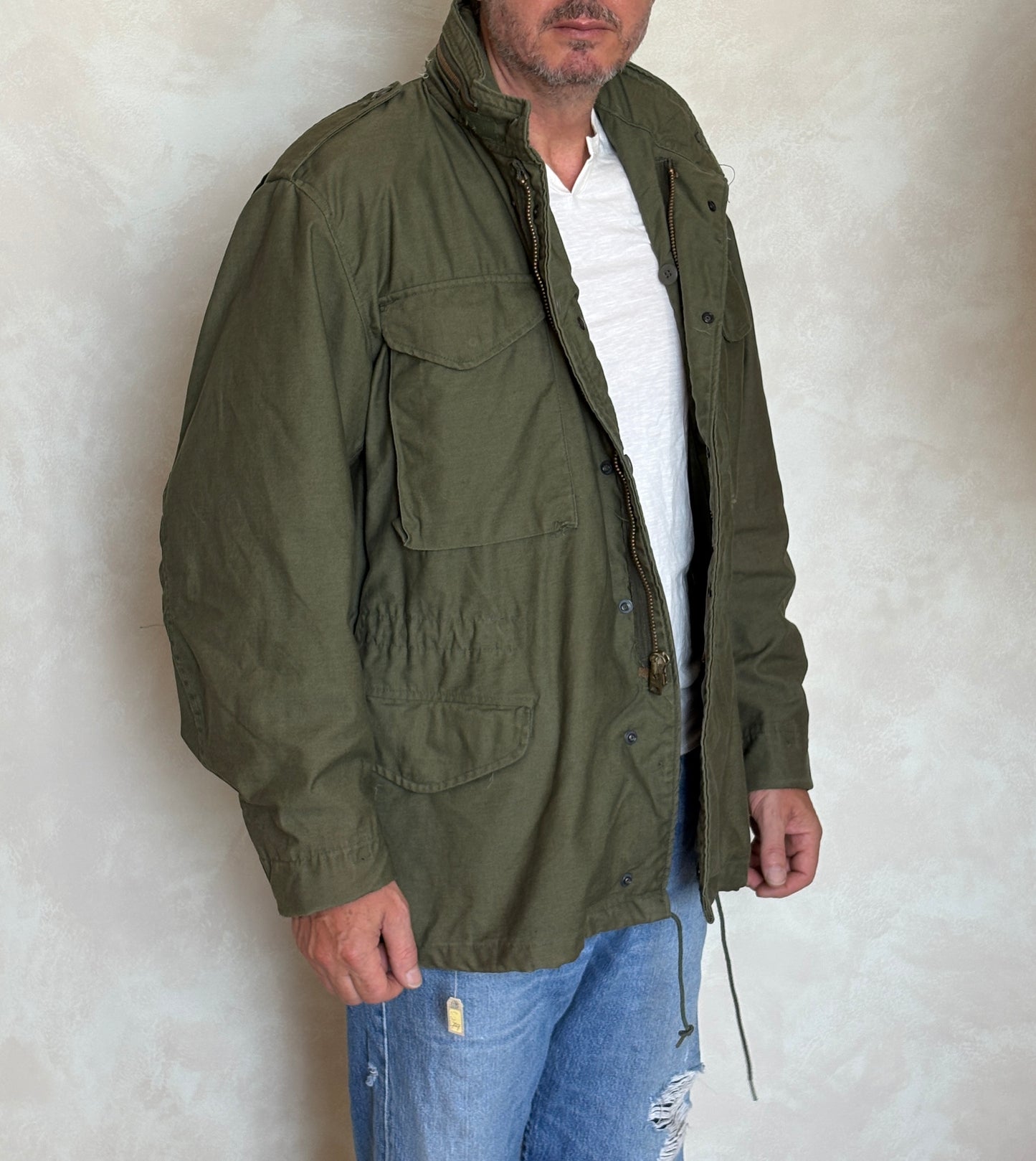 Med Reg. Authentic 1982 US Army M-65 field jacket .Military issued.