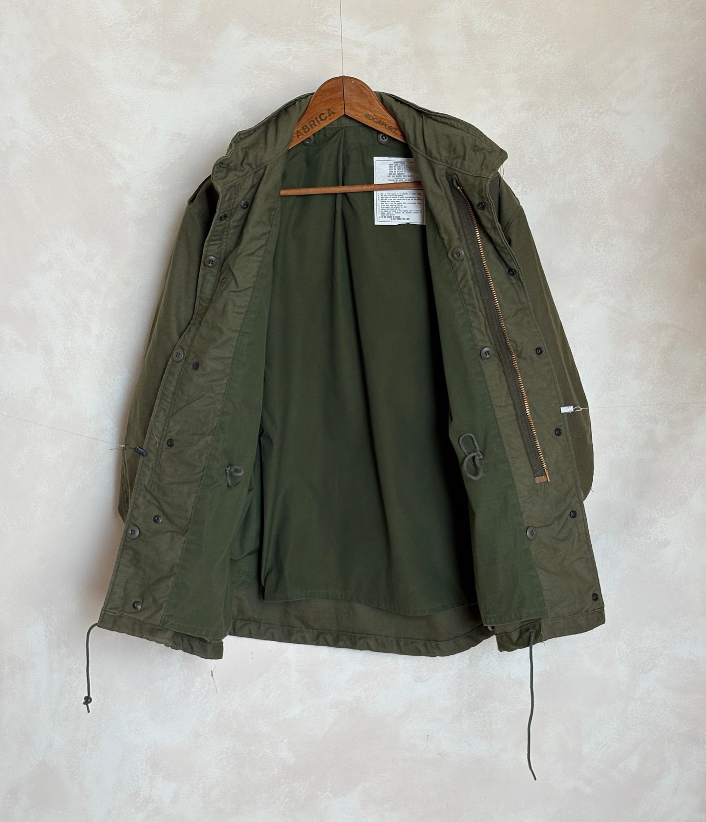 Med Reg. Authentic 1982 US Army M-65 field jacket .Military issued.