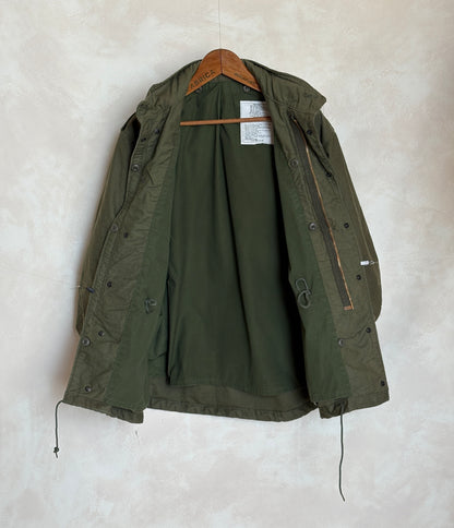 Med Reg. Authentic 1982 US Army M-65 field jacket .Military issued.