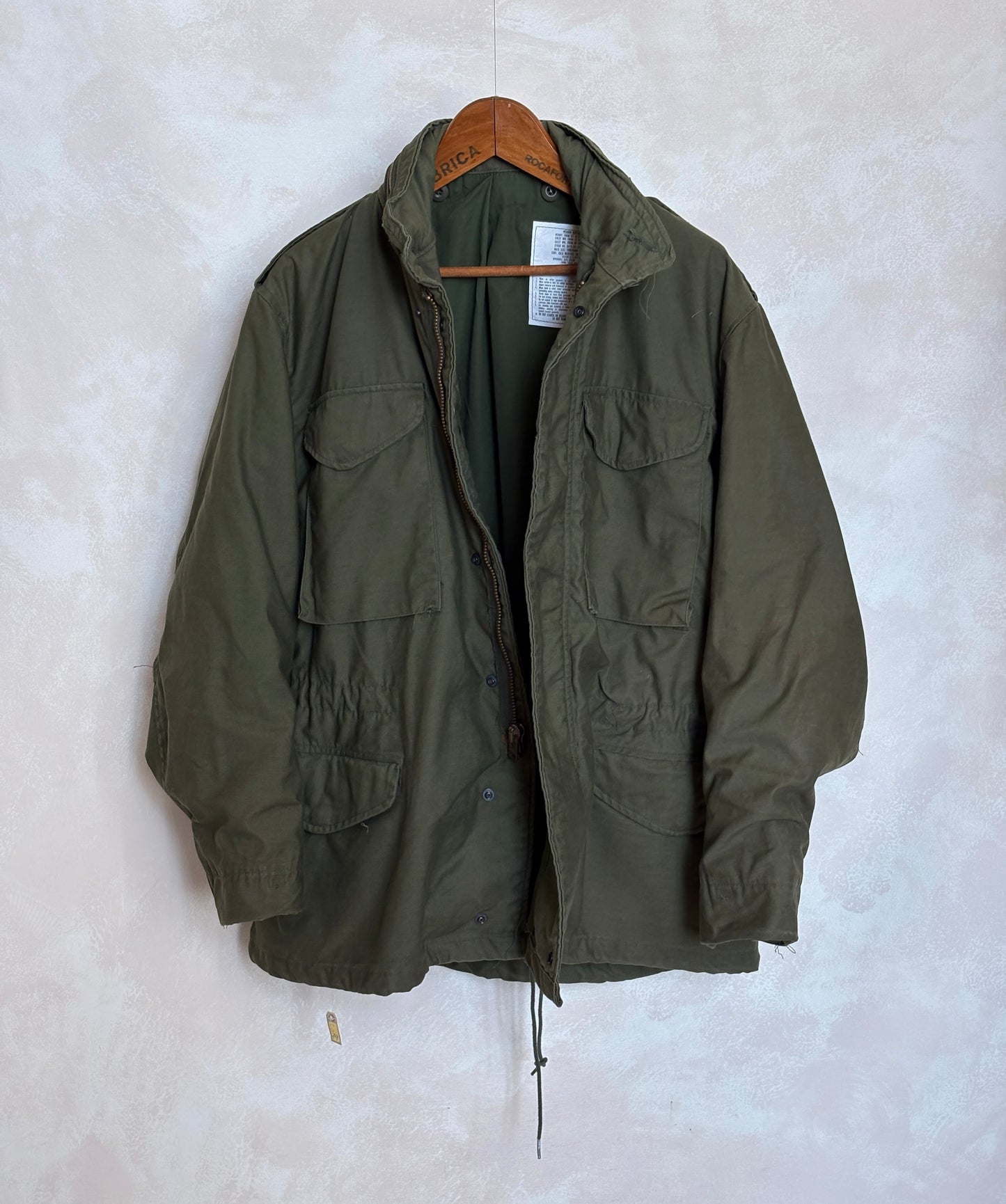 Med Reg. Authentic 1982 US Army M-65 field jacket .Military issued.