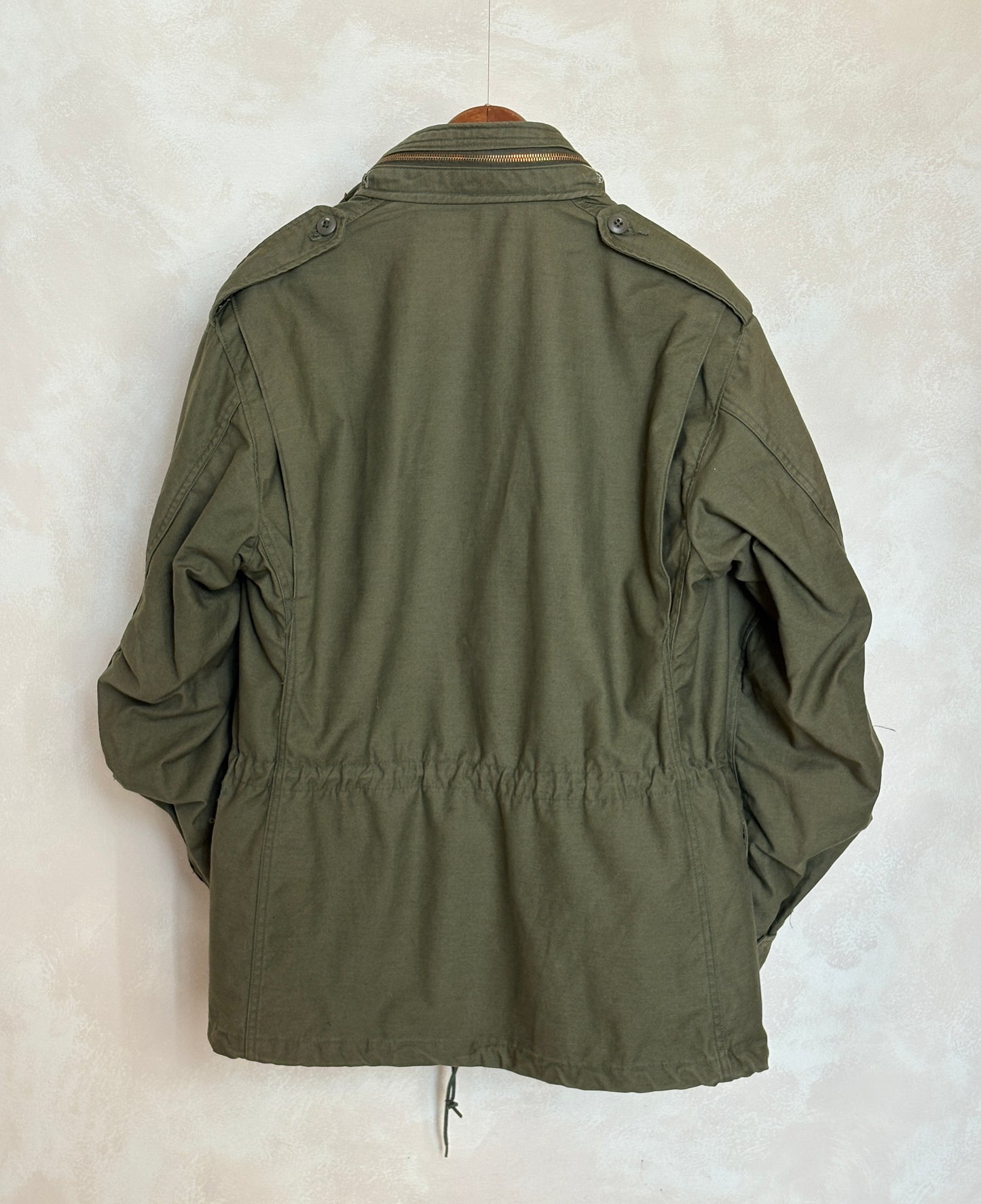 Med Reg. Authentic 1982 US Army M-65 field jacket .Military issued.