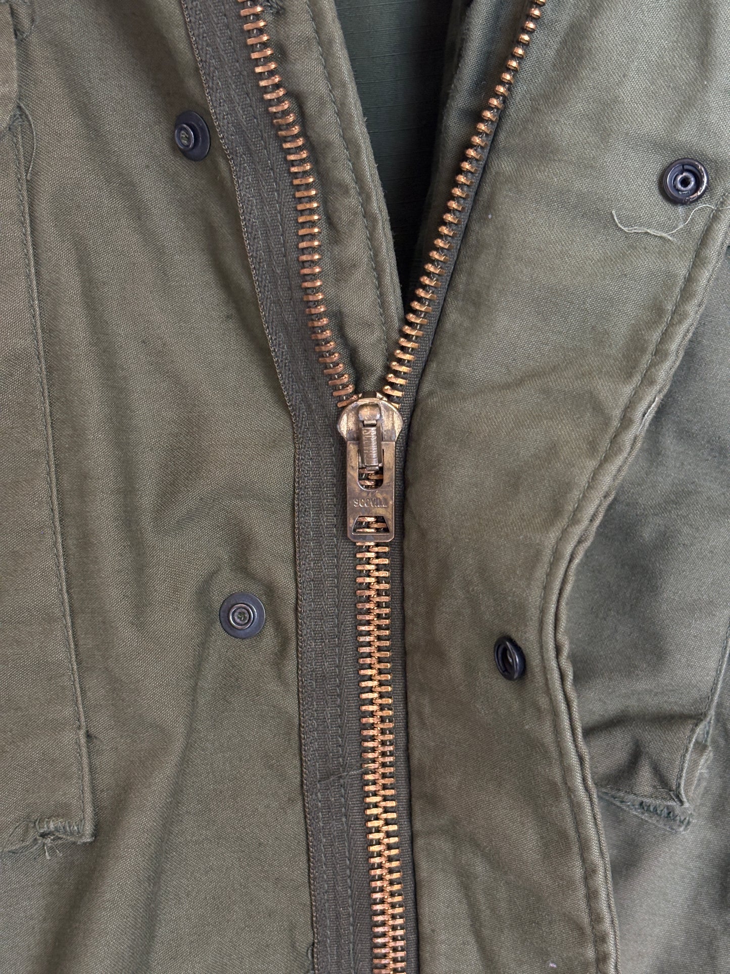 Med Reg. Authentic 1982 US Army M-65 field jacket .Military issued.