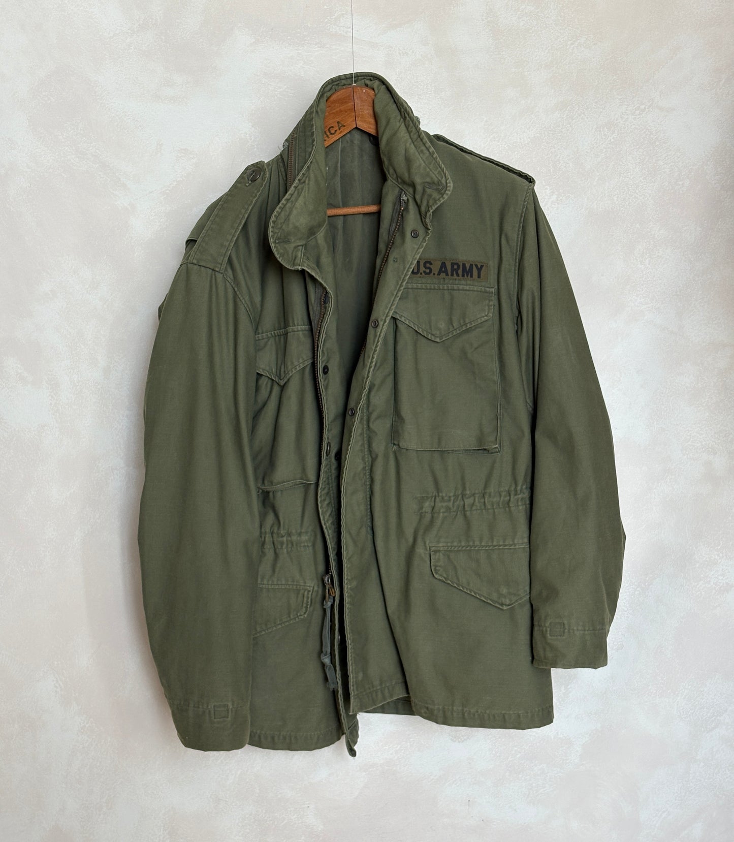 Med Reg. Authentic 1975 US M-65 field jacket . Military issued Vietnam war era.