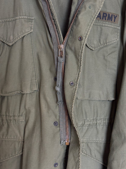Med Reg. Authentic 1975 US M-65 field jacket . Military issued Vietnam war era.