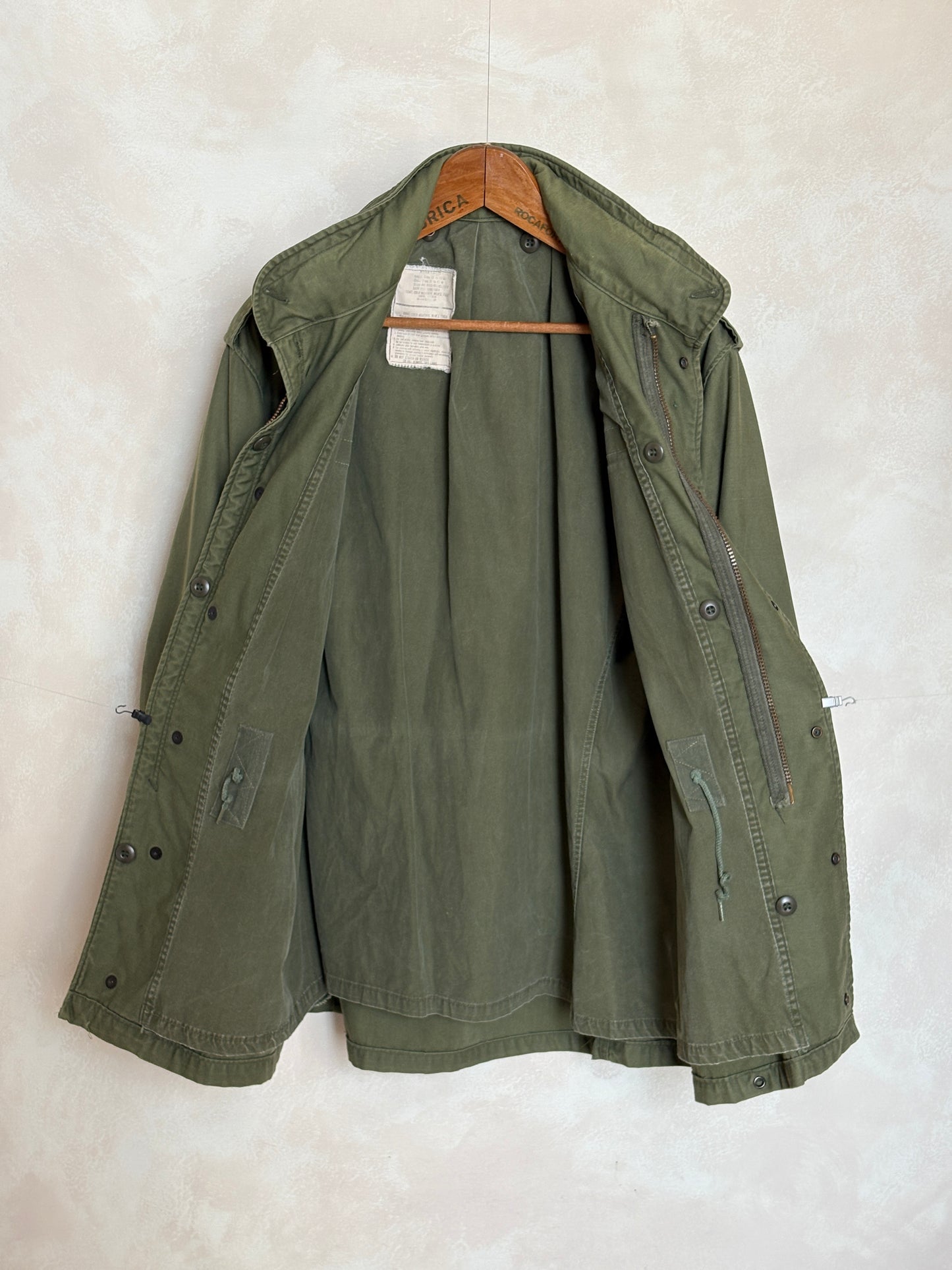 Med Reg. Authentic 1975 US M-65 field jacket . Military issued Vietnam war era.