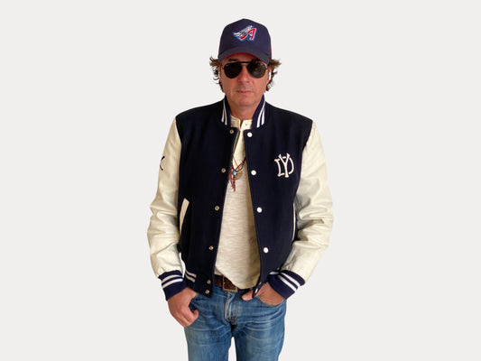 Talla mediana. Chaqueta estilo universitario vintage. Fabricada en Canadá.