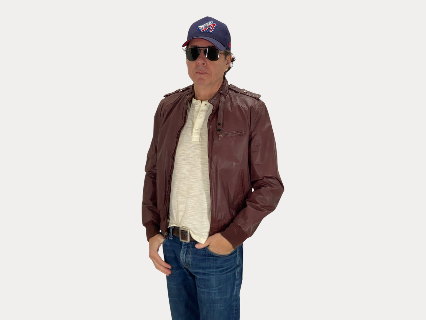 Veste en cuir vintage des années 80, taille 42 (taille 50 euros). Style réservé aux membres.