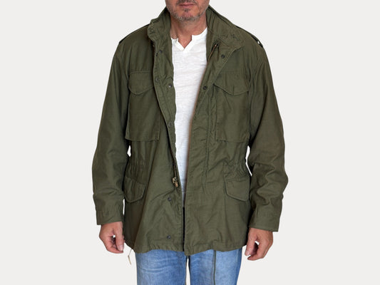 Med Reg. Authentic 1982 US Army M-65 field jacket .Military issued.