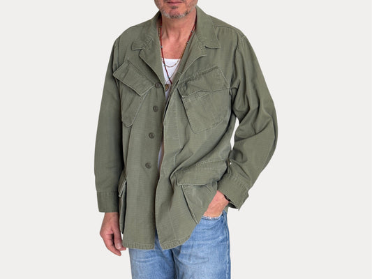 Med Reg. Authentic 1969 US Army vintage Vietnam jungle jacket. Military