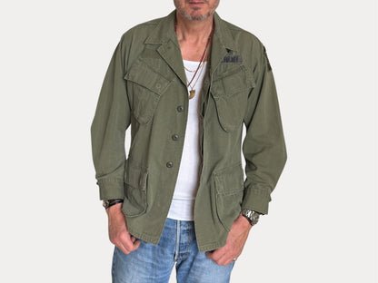 Small Short. Authentic 1970 US Army Vintage Vietnam jungle jacket.