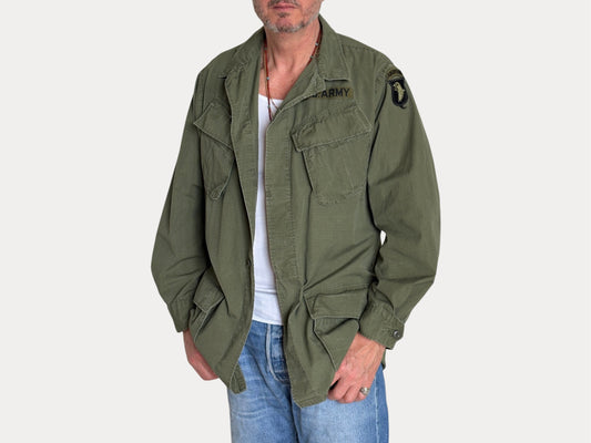 Med Long. Authentic 1969 101st Airborne US Army Vintage Vietnam jungle jacket.