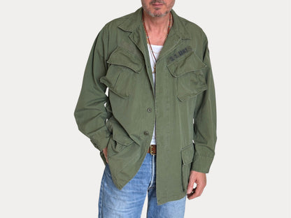 Med Long. Authentic 26th Infantry Division -Yankee Division- 1966 US Army Vintage Vietnam jungle jacket.