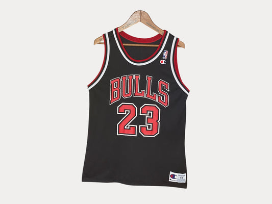 Camiseta NBA vintage de los Chicago Bulls de los años 90, talla 44, Jordan n.° 23. Fabricada en EE. UU. por Champion.
