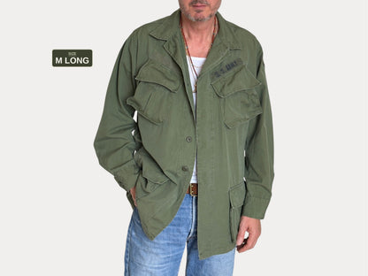 Med Long. Authentic 26th Infantry Division -Yankee Division- 1966 US Army Vintage Vietnam jungle jacket.