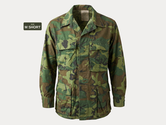 Med Short. Authentic 1977 US Army vintage Erld camouflage  jungle jacket.