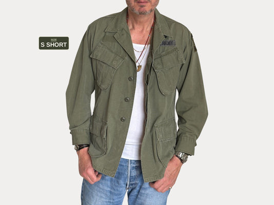 Small Short. Authentic 1970 US Army Vintage Vietnam jungle jacket.