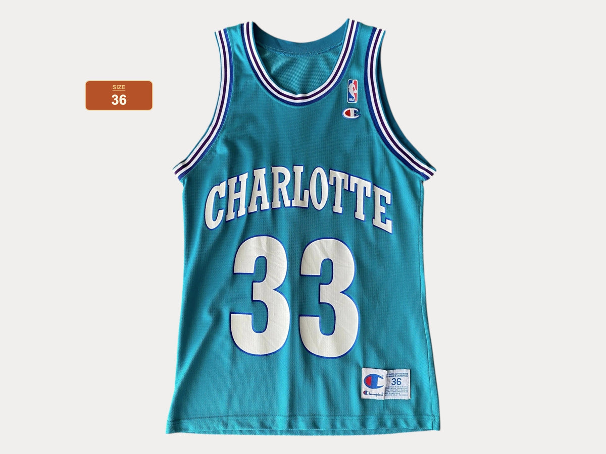Talla 36. Camiseta vintage de los 90 de la NBA con el número 33 de luto de los Charlotte Hornets, fabricada en EE. UU.