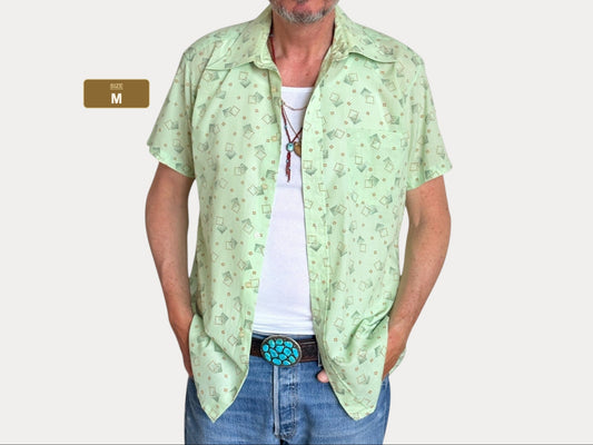 Talla M. Camisa vintage Grand Prix de los años 70 — Camisa informal estampada verde claro — Look retro de verano