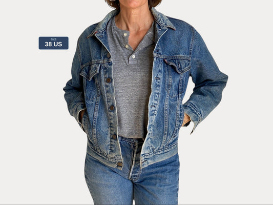 Size 38US / 48EU . 4 pockets Levis denim jacket / Buffalo plaid lining Made in USA