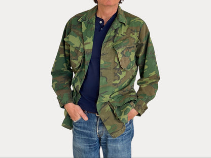 Small Reg. Authentic 1968 US Army vintage Erld camouflage Vietnam jungle jacket. Military-AJ357 Studio-AJ357 Studio