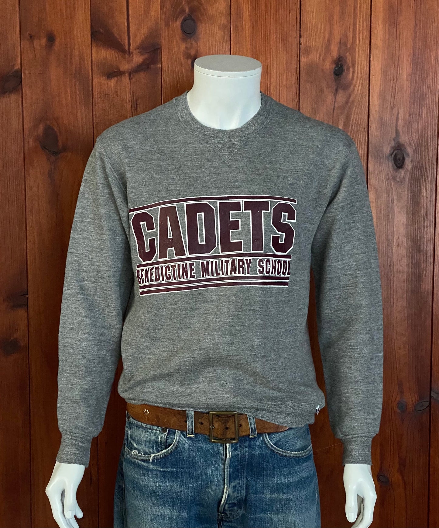 Vintage 80s sweatshirt made by Russell, size M - Retro style with American craftsmanship.