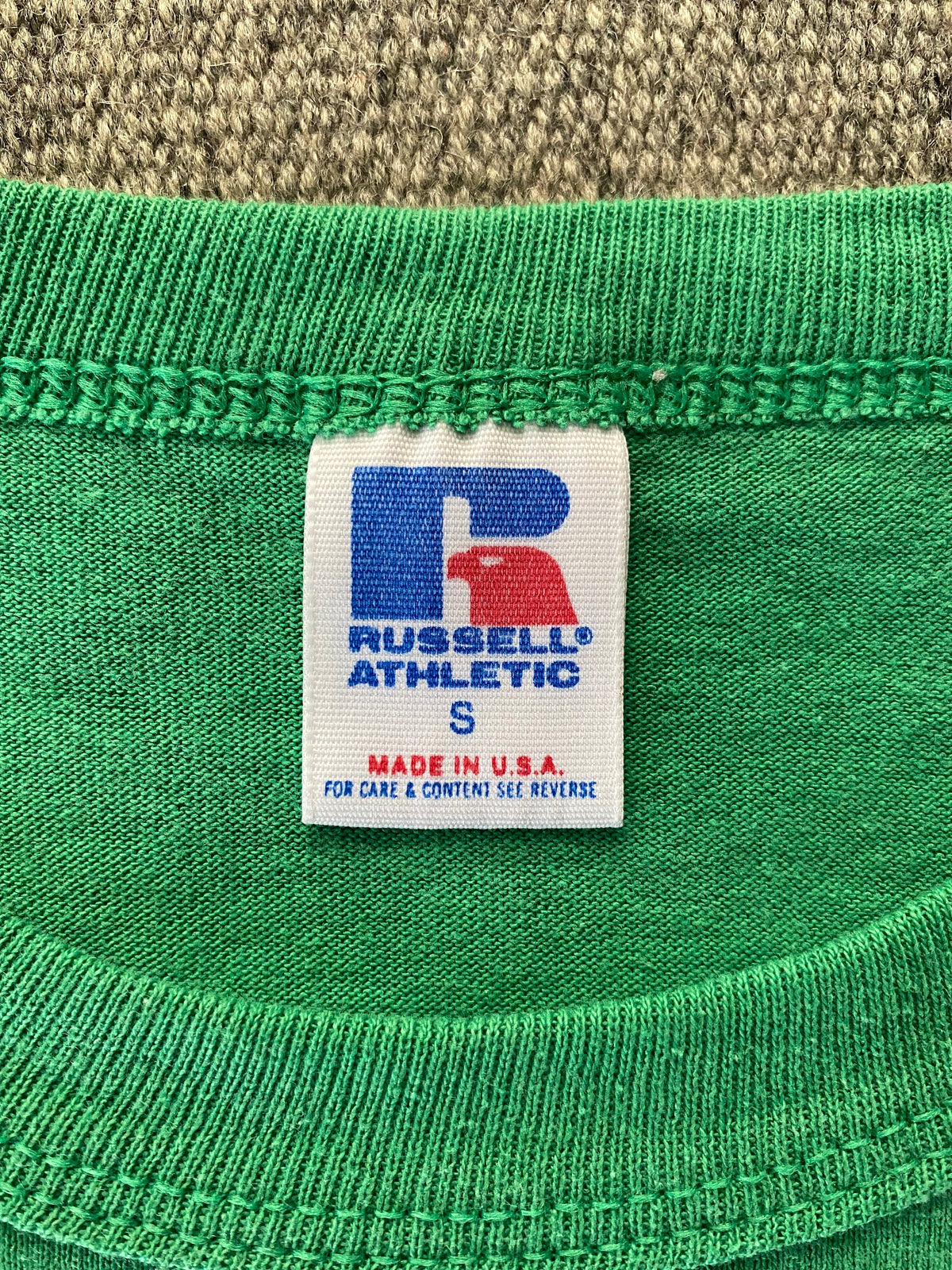 Basket Ball Vintage 80s t shirt 50/50 Made In USA by Russell. Size S-AJ357 Studio