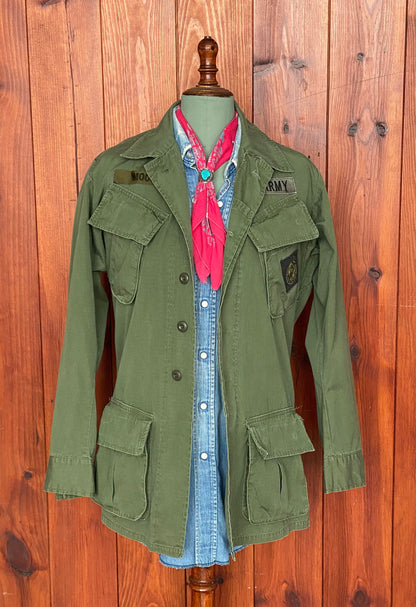 X Small. Authentic 1970 US Army Vintage tropical Vietnam jungle jacket.-AJ357 Studio